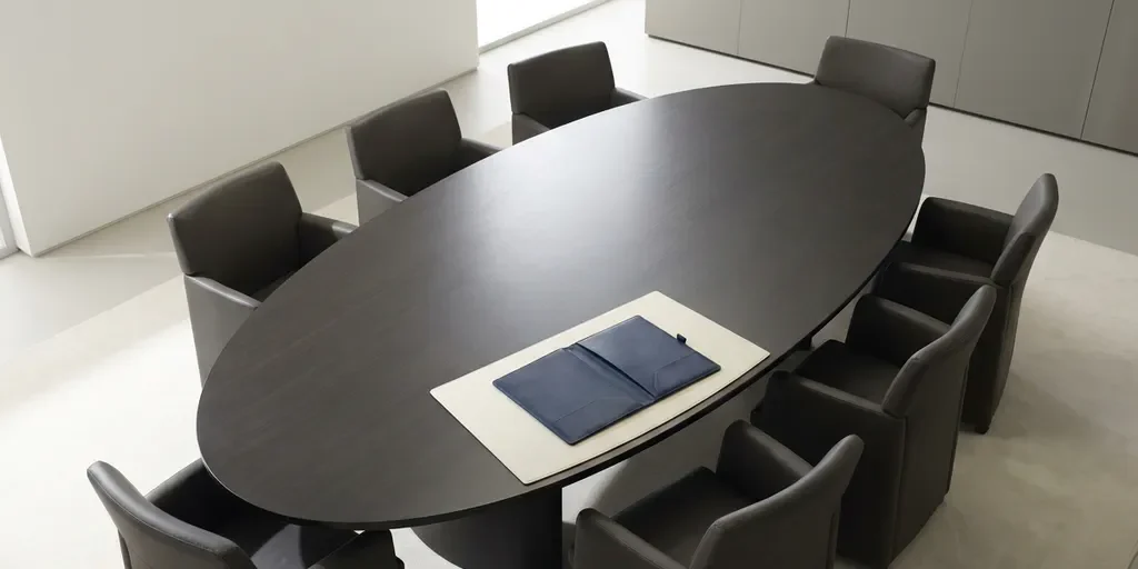 Ovale vergadertafel in marineblauw en houtskool met symmetrisch geplaatste leren stoelen en een open dossier aan het hoofd.