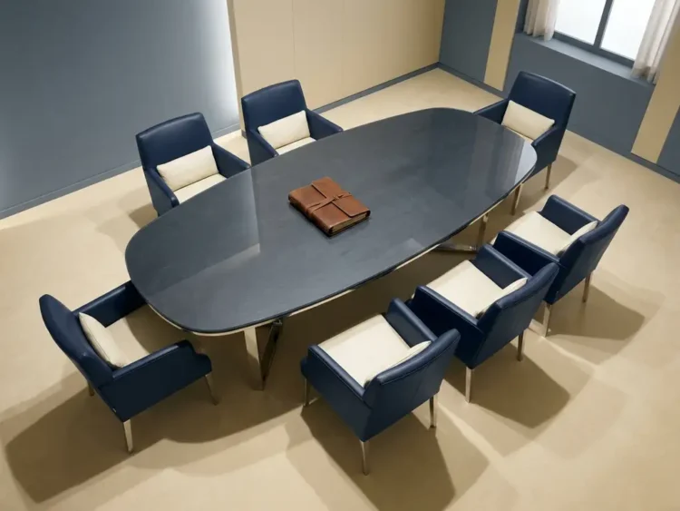 Ovale vergadertafel met acht leren stoelen en een gesloten dossier in het midden, gefotografeerd vanuit vogelperspectief.